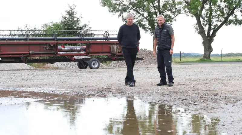Poul Madsen, planteavlskonsulent (i vesten) og landmand Lars Tolstrup, Skørping, konstaterer, at den sene og våde høst i Nordjylland igen i år er et problem i forhold til at nå efterafgrødefristen. Foto: Agri Nord