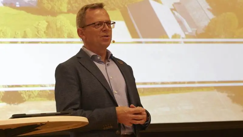 Jan Nymark Thaysen (V) holdt et indlæg med baggrund i årets tema om bæredygtighed. Foto: Tenna Bang