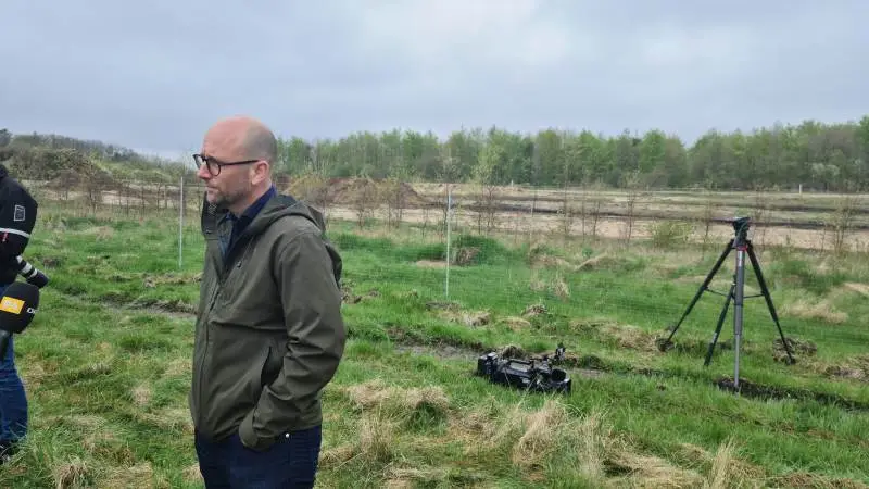 Fødevareminister Rasmus Prehn, der her ses ved den nu tømte minkgrav i Nørre Felding, har tidligere ikke give et endegyldigt svar på, om minkavlere vil kunne genoptage driften i 2022. Det skal han nu svare på skriftligt. Foto: Henning K. Andersen
