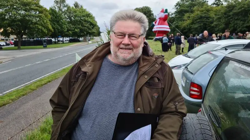 - Sydbank må jo ikke som bank drive en virksomhed ud i al evighed. Der står i lovgivningen, påpegede juletræsproducent Johnny Hansen, Langeskov, ved protestdemonstrationen i Aabenraa. Foto: Henning K. Andersen