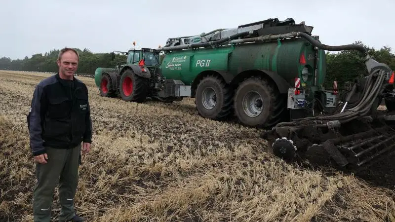 Jacob Ravn, Lunde Maskinstation, kan nu tilbyde gyllenedfældning med en toakslet 20 tons vogn med store lavtrykshjul samt fronttank med større timekapacitet end tidligere. Det kræver en nytænkning af transportkæden fra tank til nedfælder. Foto: Bøje Østerlund