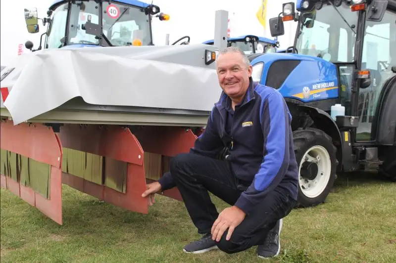 På New Holland-standen kunne man se den elektriske ukrudtsbekæmper, XPower, og Peter Byrgesen gav gerne en teoretisk gennemgang. Foto: Jesper Hallgren