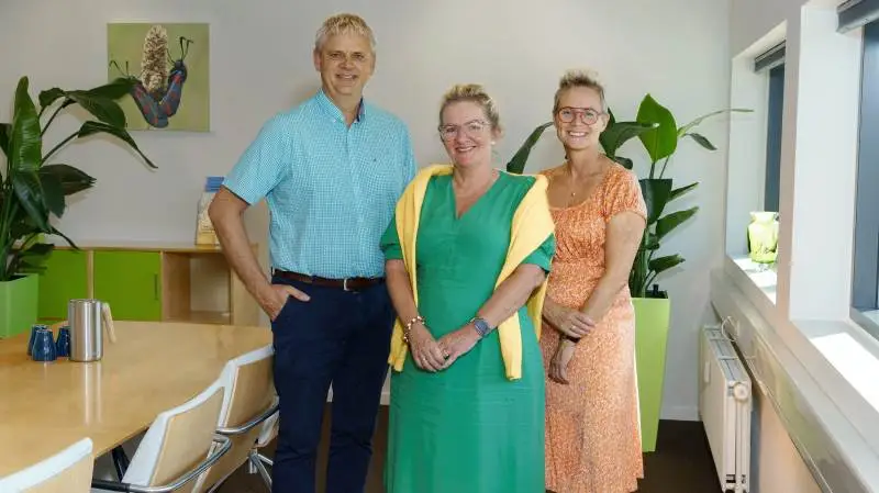 Tidligere stifter af NordLand Revision, Inge Møller Ernst (i midten), er ansat hos Støvring-virksomheden Stepto. Her ses hun sammen med Lars Søgaard, som er indehaver og chefkonsulent ved Stepto, og Margrethe Brandt, som er indehaver og direktør i virksomheden.