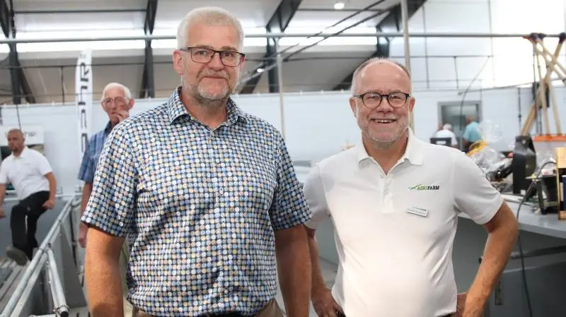 Henrik Mortensen viste sin nye slagtesvinestald frem sammen med Poul Erik Christensen fra Agrifarm. Foto: Anne Kjærsgaard Krogh