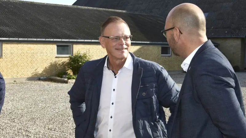 - Det er godt, at den finansielle sektor siger til, for de skal selvfølgelig passe på deres pant, og vi har ikke nogen interesse i at lægge hindringer i vejen for det, siger Venstres fødevare- og landbrugsordfører, Erling Bonnesen, i en kommentar til Finans Danmarks notat. Her ses han i samtale med fødevareminister Rasmus Prehn (S). Arkivfoto