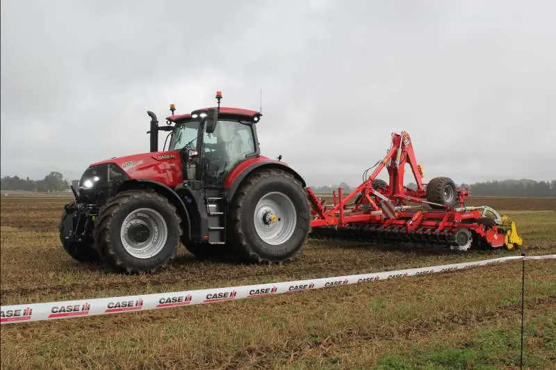 Case IH har for nylig lanceret traktormodellen, Optum AFS Connect, som flere af de besøgende testede i marken. Foto: Jesper Hallgren