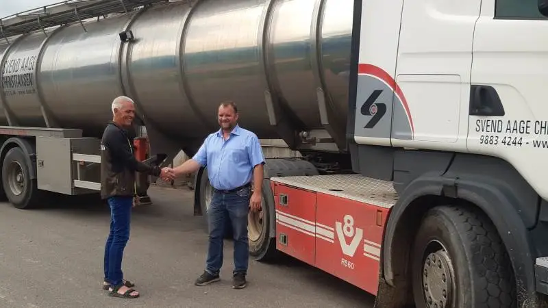 Biogascontroller fra Sindal Biogas Stig Kristensen (tv.) og leder af transportdivisionen i Svend Aage Christiansen A/S Brian Findinge (th.) indgår ny fireårig transportaftale.