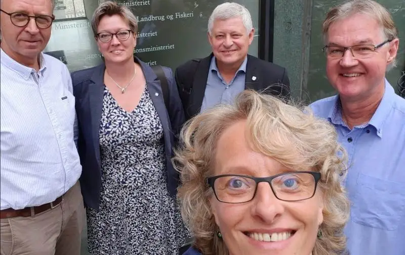 Deltagerne til mødet i miljøministeriet. Bagerst fra højre ses: Ivan Thesbjerg, Ringkøbing-Skjern kommune, Erik Buhl, borgmester i Varde kommune, Connie Høj, Varde kommune, Søren Christensen, formand for vestjysk. Forrest ses Lene Moth, vestjysk. Hans Østergaard, borgmester i Ringkøbing-Skjern kommune, deltog virtuelt.
