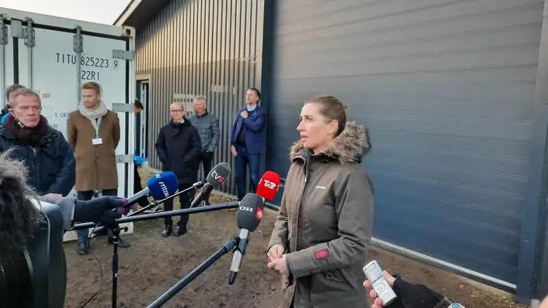 Statsminister Mette Frederiksen skal vidne for granskningskommissionen om minksagen den 9. december. Her ses hun under et besøg hos tidligere minkavler Peter Hindbo. Foto: John Ankersen