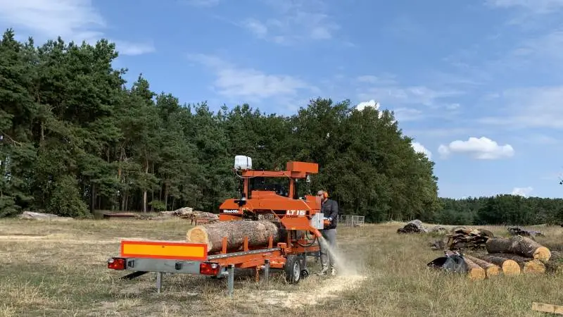 Wood-Mizer LT15 Start Mobile og LT15 Classic Mobile, som ikke kun kan transporteres som en trailer, men også kan betjenes på stedet monteret på traileren.
