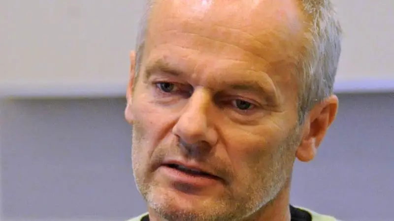 Danske Minkavleres formand Tage Pedersen er oprørt over regeringens beslutning om at forlænge forbuddet mod minkavl i 2022.