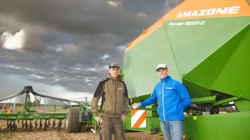Kim Kjær Knudsen (tv.) og Peter (th.) ved den Amazone Condor 15001-C-såmaskine til direkte såning, som de har sået efterafgrøde, vinterraps og hvede med her i efteråret.