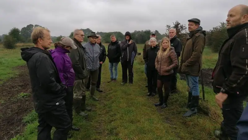 Naturerfagruppe samles cirka fire gange årligt. Her fra besøget hos Urup Dam Oksen i Langeskov. Fra højre ses Folmer Hadberg-Rasmussen, Urup Dam, Morten Bonde, Øster Hæsinge, Charlotte Friman, Øster Hæsinge, Lars og Annemarie Boye, Odense, Frederik Grubbe, Ørbæk, Olav Søllested, Dyrup, Jens og Jeanette Kimer, Skalkendrup, Peter Gommesen, Syberg Kvæg, Kerteminde, Otto Madsen, Fangel, samt Trine og Jesper Mehlsen, Ringe. Fotos: Henriette Lemvig