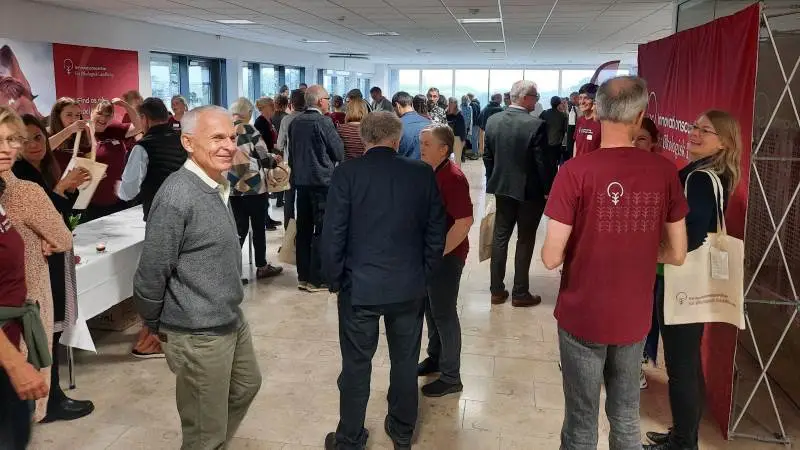 Medarbejdere, samarbejdspartnere, landmænd og andre med tilknytning til økologien var mødt op, da Innovationscenter for Økologisk Landbrug forleden blev officielt landbrug. Foto: John Ankersen