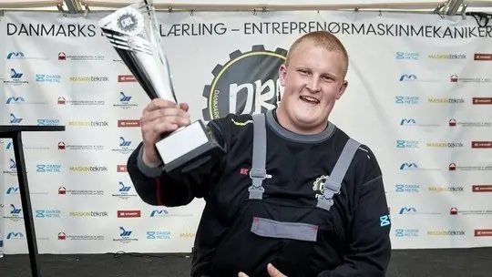 20-årige Henrik Drastrupløb med titlen som Danmarks Bedste Lærling. Til hverdag er han mekanikerlærling med fokus på entreprenørmaskiner hos Hydrema.