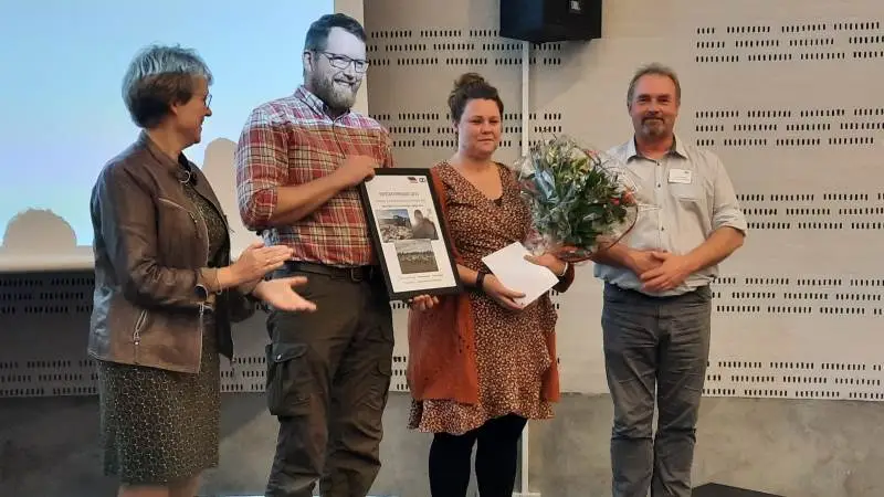 Initiativprisen gik i år til landmandsparret Sven Joensen og Anne Maja Schlæger – i midten af fotoet. Til venstre for dem formand for Familielandbruget, Lone Andersen, og til højre for dem, næstformand i Familielandbruget Henrik Bertelsen. Foto: John Ankersen