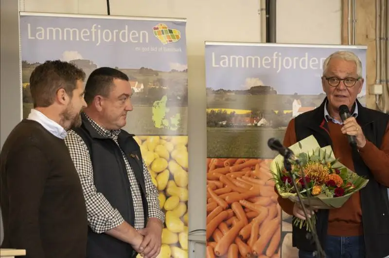 Hans Møller Olsen, formand for Lammefjordens Grøntsagslaug, lykønsker de to Grand Cru-vindere, Christian Heslet Jørgensen (til venstre) og Kristian Juel Jensen. Foto: Anders Beier
