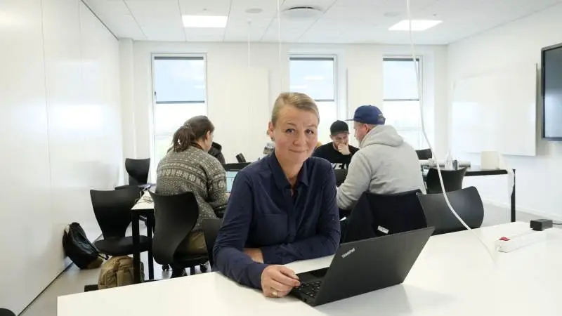 Vibeke Stoustrup var indtil for nylig direktør i Rebild Kommune, men sagde sit job op for at læse til jordbrugsteknolog. Nu drømmer den erfarne leder om at arbejde med naturfremme eller naturgenopretning. Foto: Maria Evald