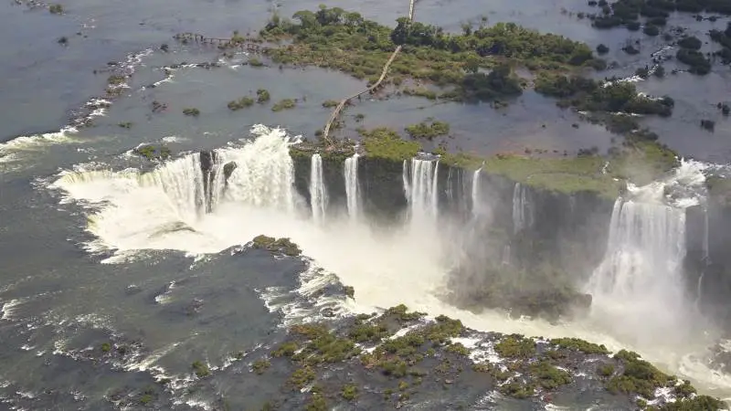 Verdens vel nok største og mest berømte vandfald Iguazu set fra oven. På studieturen sejler man op mod det faldende vand og bliver nok lidt våd i sommervarmen. Fotos: Niels Damsgaard Hansen