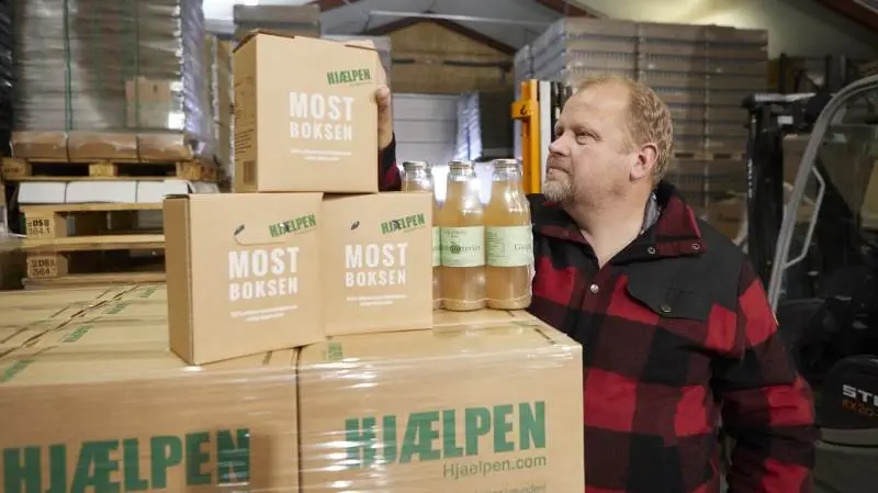 Æblerne, som ikke kan godkendes til konsum, forarbejder Flemming Villebro Jørgensen i stedet i mosteriet på ejendommen til Gårdmosteriet-produkterne, som afsættes til specialbutikker, og til det netbaserede Hjælpen-koncept, som han udviklede efter sidste års haglskader i frugtplantagen. Foto: Erik Hansen