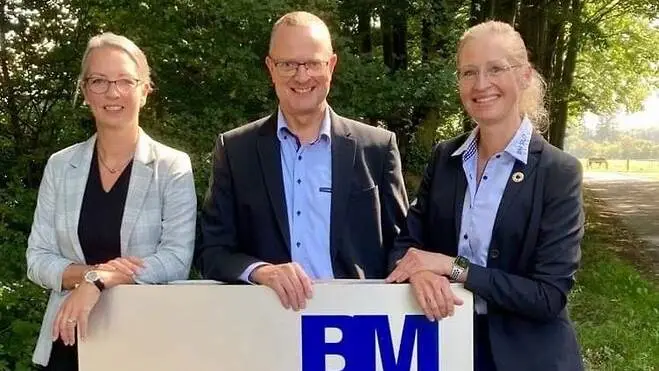 Lisbeth Barnbæk Nielsen (tv) er ny adm. direktør hos BM Silo. Tidligere direktør Claus Martinsen (im) bliver i stedet director R&D, mens Dorte Zacho Martinsen (th) fortsætter som bestyrelsesformand. Foto: BM Silo