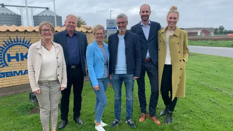 Med købet af virksomheden Dangro Nordic forventer Hornsyld Købmandsgaard at få en styrket position på hestefoder og andre produkter til fritidssegmentet. Fra venstre Marianne Jepsen, Henrik Hedegaard, Susanne og Per Nørgaard, Henrik Holm og Jeanet Schelde.