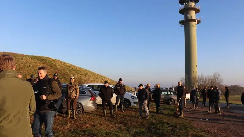Tidligt fredag morgen i flot gyldent solskin samledes omkring 60 planteavlere ved sendemasten syd for Slagelse for at se forsøgsområdet med CA-etablering og projekt Grobund. Fotos: Jørgen P. Jensen