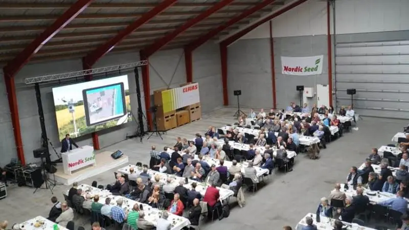 Mindst 400 besøgte tirsdag Dyngby ved Odder, hvor forædlingsvirksomheden, Nordic Seed, har deres forsøgs- og forædlingsarealer. Anledningen var Kulturplantens dag 2018, som havde det digitale landbrug som tema.