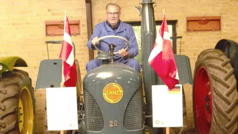 Selvom man er 82 år gammel, kan man godt åbne et traktormuseum. Med hjælp fra det lokale turistkontor er Anders Poulsen i dag museumsejer i Nørre Nissum ved Lemvig.