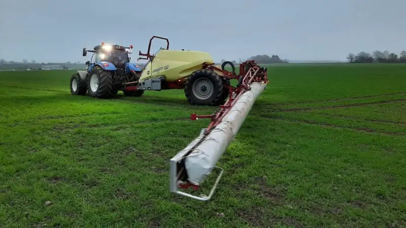 Hardi TWIN adskiller sig ved at kunne udbringe vandmængder
på 80-150 l pr. ha. og samtidig ved brug af luftassistance kunne
styre sprøjtedråberne ved højere hastighed end konventionelle
sprøjter, oplyser Seges i den netop udsendte pjece om luftsprøjter. Foto: Jørgen P. Jensen.