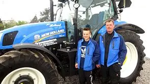 Minigraveren og Gravemesteren, alias Rasmus Kjøller og Michael Kjøller, søn og far. Foto: Privat