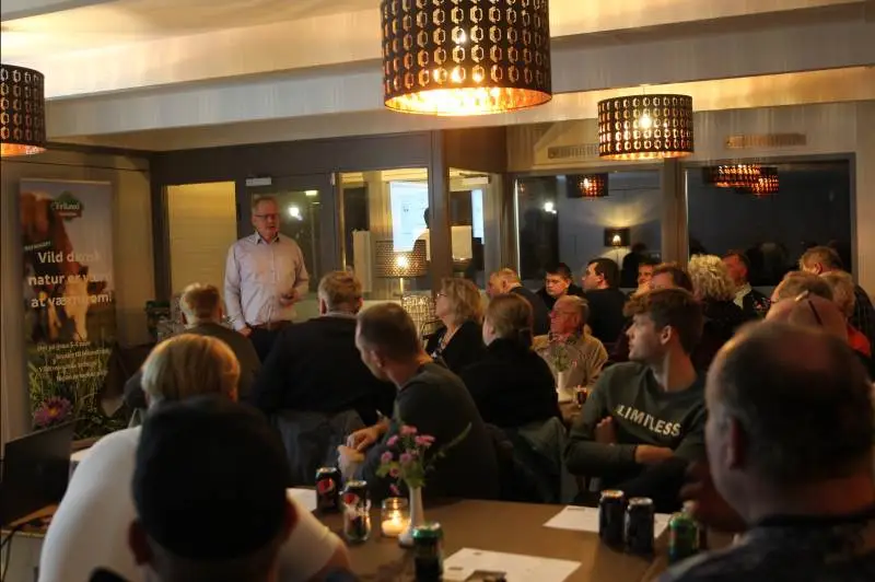 Foran næsten 80 østdanske kødkvægavlere orienterede Ejvind Kviesgaard fra Danish Crown Beef om det nye koncept, Friland Naturpleje. Foto: Jesper Hallgren