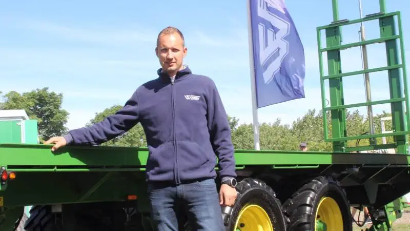 Western WF 7,6 RP er en halmvogn, hvor man slipper for båndstropper for at holde halmballerne. Her ses Jacob Almar, direktør i virksomheden, som er dansk importør. (Foto: Tenna Bang)