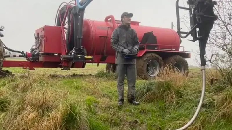 Purmet-drænspuleren er udstyret med en hjælpearm, som Anders Lund Thomsen hér betjener med den fjernbetjening den styres med. Privatfoto