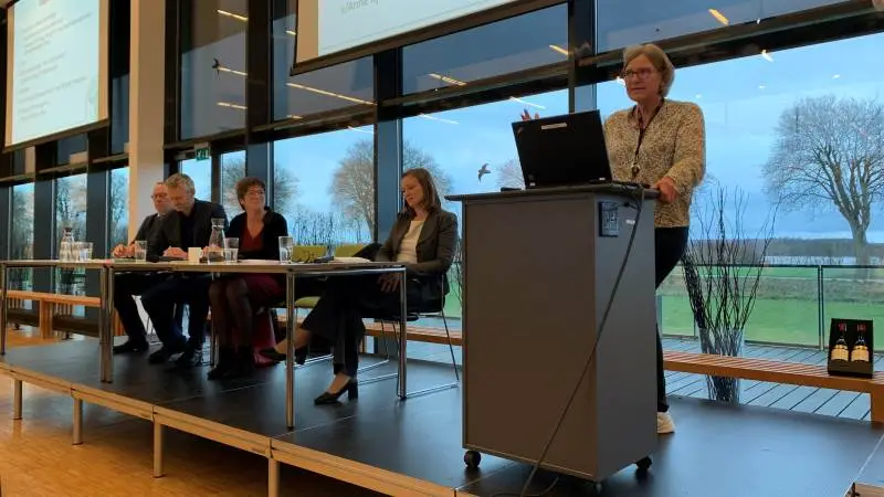 Panelet bag buddene på en bedre bundlinje: Fra venstre Anders Levring fra Viking/RYK, Simon Simonsen fra Arla, Yke Kloppenburg, formand for Kvægbrugsregion Øst, og Ida Storm fra Landbrug & Fødevarer Kvæg. På talerstolen er det Lone Hesseldal Andersen, KvægrådgivningDanmark, som gav fem bud på en bedre bundlinje. Fotos: Jesper Hallgren