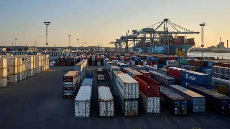 En meget stor del af de butiksvarer og julegaver, der sælges i Danmark passer containerhavnen i Aarhus, da mange af dem er importerede og sejlet hertil fra blandt andet Fjernøsten. Foto: Jan Kejser