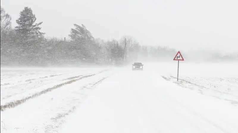 Glatte veje, fygning og 20-30 cm sne – nogle steder endnu mere – har voldt logistiske udfordringer flere steder i landet. Foto: Colourbox