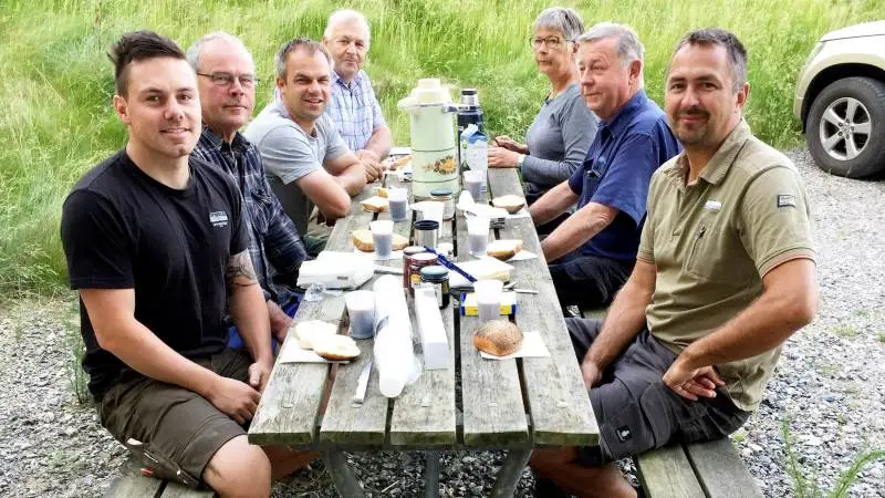 100 års jubilæet fejret på Lyngbygård. Fra venstre Emil Blak, elev, Peter Groth, traktorfører, Morten Bentholm, traktorfører, godsejer Niels Jørgen Bønløkke. Fra højre godsejer Poul Jakob Bønløkke, Anders Peter Eeg, smed og bagest Irma Bønløkke.