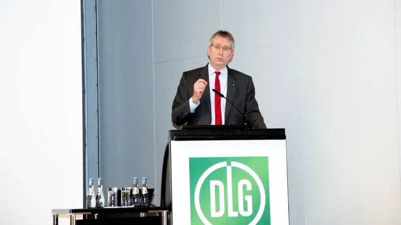 - Vi beklager dybt aflysningen. Mange af vores udstillere, partnere, besøgende og medlemmer samt hele DLG-teamet har allerede investeret i omfattende tid og forberedelser i Agritechnica-udstillingen. Vores fokus er nu på Agritechnica 2023 samt de andre nationale og internationale DLG-events og messer, der er planlagt til næste år, siger dr. Reinhard Grandke, der er CEO for DLG.