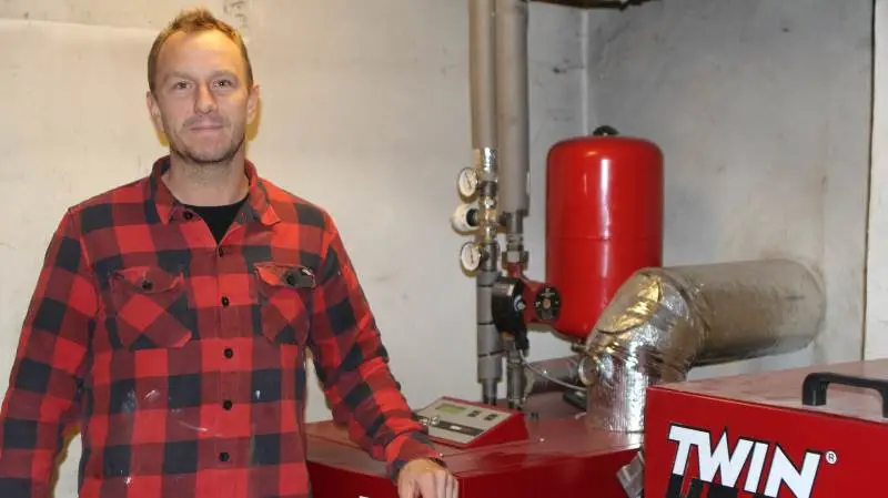 Per Sørensen har haft pillefyr i 11 år, men det er først de seneste to år efter, at han og hustruen investerede i et Twinheat-anlæg, at de er blevet overbeviste, om at det er den helt rigtige løsning for dem. Fotos: Line Brusgaard