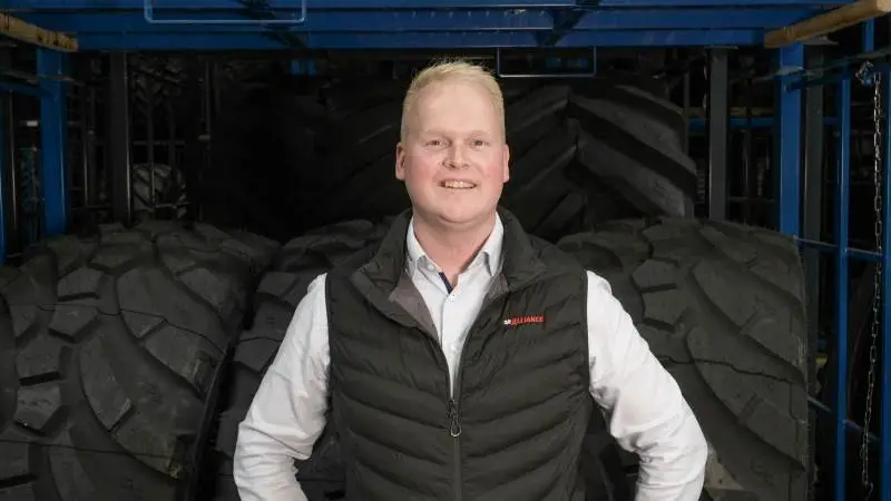 - Vi ser ind i stigende fragtpriser og råvarepriser, og derfor er det dyrere for dækproducenterne at fremstille dæk. Det er det, vi får at vide fra alle de dækproducenter, vi har tæt kontakt til, siger salgschef i NDI Groups landbrugsafdeling, Jakob Scheel Nannberg.