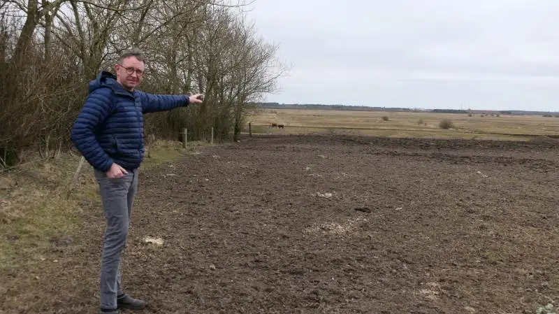 Landbrugsproduktionen er meget stor i Vestjylland. - Alligevel oplever vi ikke et problem med drikkevandet, konstaterer formanden for landboforeningen Vestjysk, Søren Christensen. Her er han dog fotograferet ved et lavbundsområde. Arkivfoto