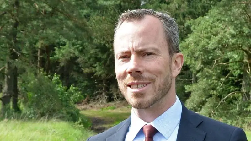 Miljø- og fødevareminister Jakob Ellemann-Jensen (V) er klar til at se fordomsfrit på alle forslag, der kan hjælpe landbruget i den aktuelle tørke-krise. I næste uge skal der i EU stemmes om et forslag, der vil gøre det muligt at slå brakmarker og bruge det til dyrefoder.
