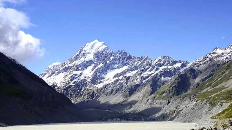 Mount Cook er New Zealands højeste bjerg, der med sine 3.724 meter strækker sig mod himlen. Man kan ad jævne stier gå ind til gletsjersøen foran bjerget.