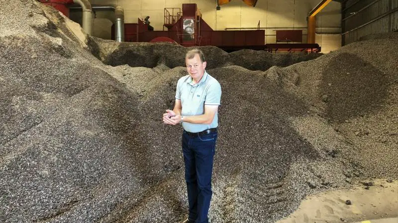 I stedet for halm vil GrønGas i Vrå denne sommer bruge frugtkød fra oliven, som har været brugt i produktionen af olivenolie. Her viser direktør Jens Peter Lunden frem.