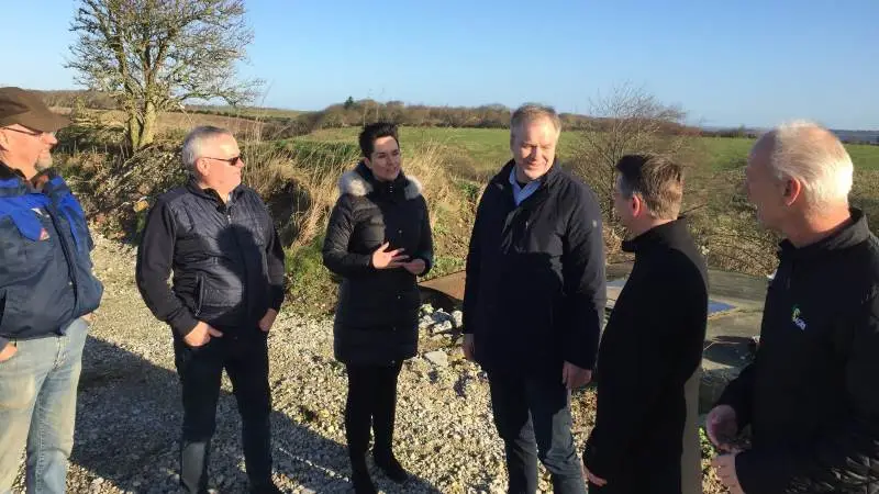Nabolandmændene Laust Thordal-Christensen og Jørgen Nørgaard havde besøg af folketingsmedlemmerne Anne Honoré Østergaard og Torsten Schack Pedersen, der her ses i samtale med Leif Gravesen, formand for Fjordland, og Henrik Dalgaard Christensen, næstformand for Agri Nord.