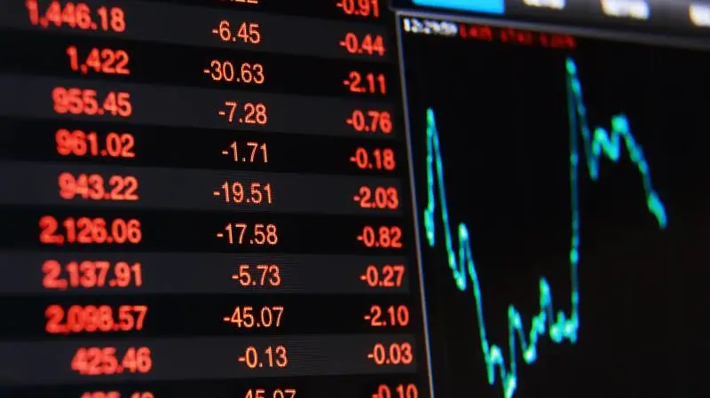 Det danske aktiemarked fortsatte nedturen i denne uge og er nu gået i decideret nedtrend. Aktiemarkeder generelt set verden over ser noget svage ud. Samtidig er dollarkursen begyndt at stige, og det samme er prisen for guld. Det betyder, at investorerne er begyndt at søge imod sikker havn.