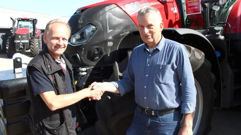 Hans Jørn Frost, Frost Traktor- & Maskinservice, (th), og Søren Holst, Brdr. Holst Sørensen A/S, (tv), glæder sig begge til at få gang i salget af Case IH traktorer til de sønderjyske traktor-kunder.