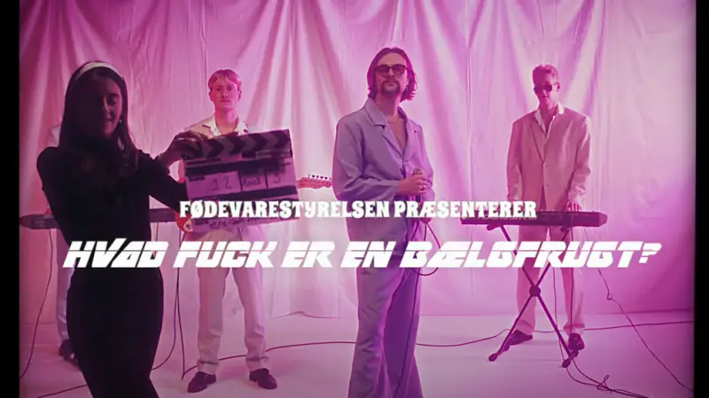 Slagsangen er lavet af fire kommunikationsstuderende fra Danmarks Medie- og Journalisthøjskole i Århus, som en del af et eksamensprojekt, og musikvideoen blev tidligere på ugen udgivet af Fødevarestyrelsen. Sangen sætter fokus på kostrådene og både stiller og besvarer spørgsmålet: Hvad fuck er en bælgfrugt? Fotos: Fødevarestyrelsen