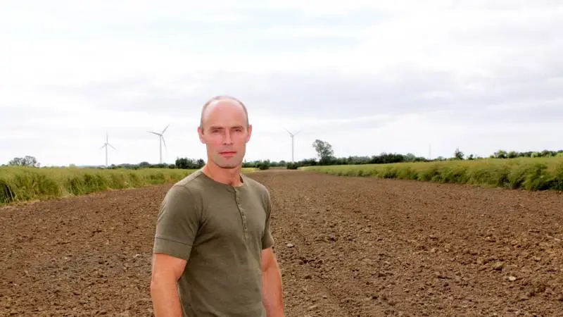 Theis Lymark, gårdejer på Stevns, er en af de fem lodsejere, der har lagt sag an mod Energinet i spørgsmålet om fravigelse af gæsteprincippet ved frivillige aftaler ved Kriegers Flak. Fredag skal sagen behandles i Højesteret. Arkivfoto